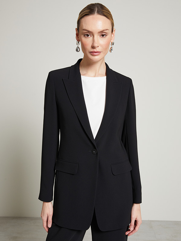 Modella indossa blazer nero elegante